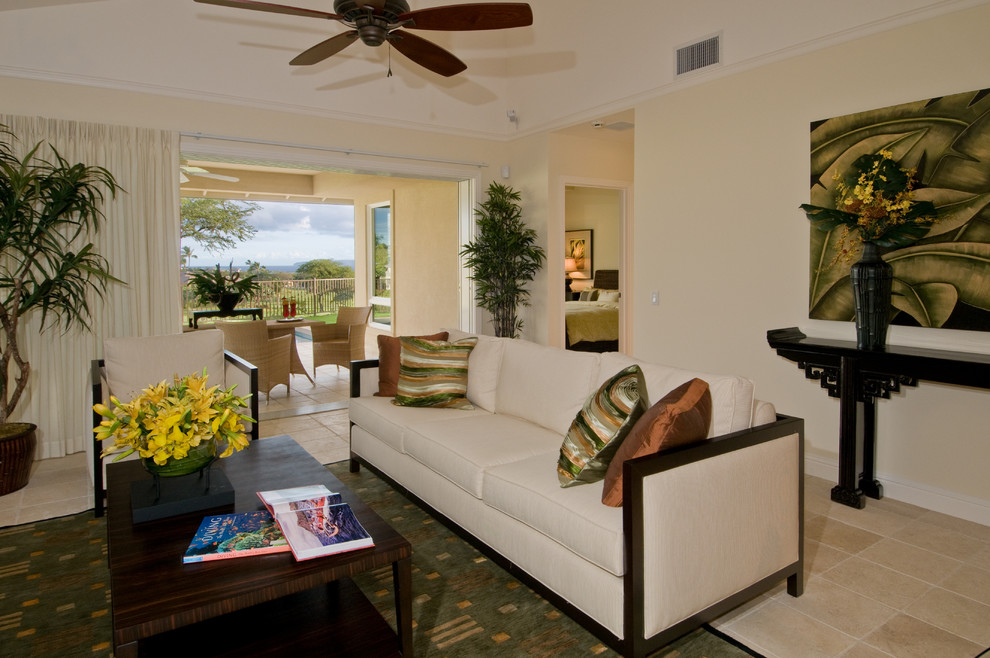 Example of an island style living room design in Hawaii