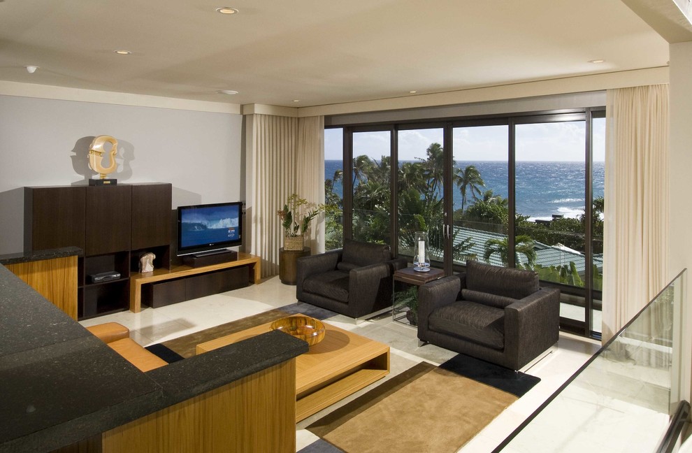 Ejemplo de salón abierto moderno de tamaño medio sin chimenea con paredes beige, televisor independiente y suelo beige