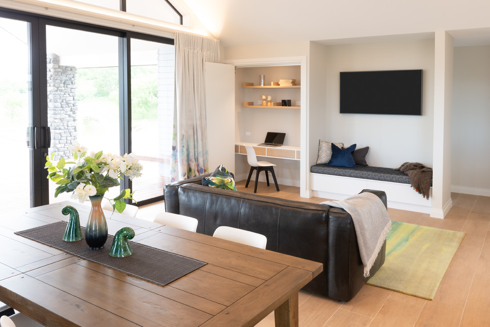 Idee per un grande soggiorno minimal aperto con TV a parete, pareti bianche e pavimento marrone