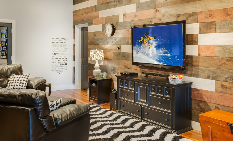 Foto de salón actual sin chimenea con paredes grises, suelo de madera en tonos medios y televisor colgado en la pared