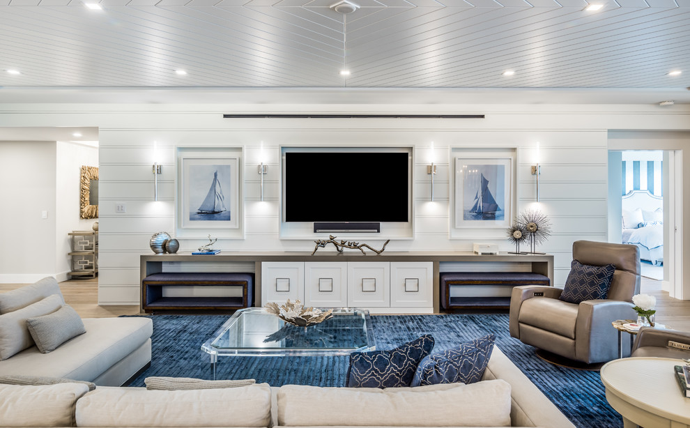Diseño de salón cerrado tradicional renovado con paredes blancas, suelo de madera en tonos medios, televisor colgado en la pared y suelo marrón