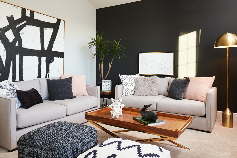 Aménagement d'un salon classique fermé avec une salle de réception, un mur noir, moquette et un sol beige.