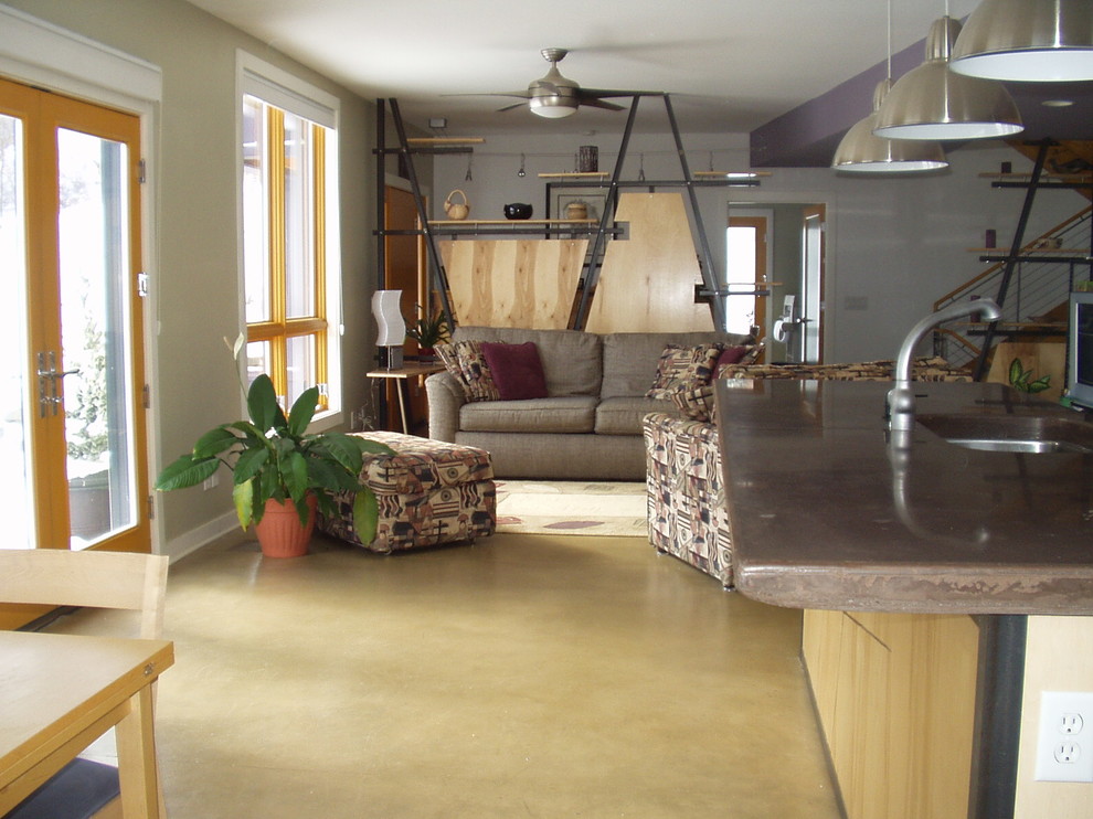 Foto di un soggiorno contemporaneo di medie dimensioni e aperto con pareti beige, pavimento in cemento e nessun camino