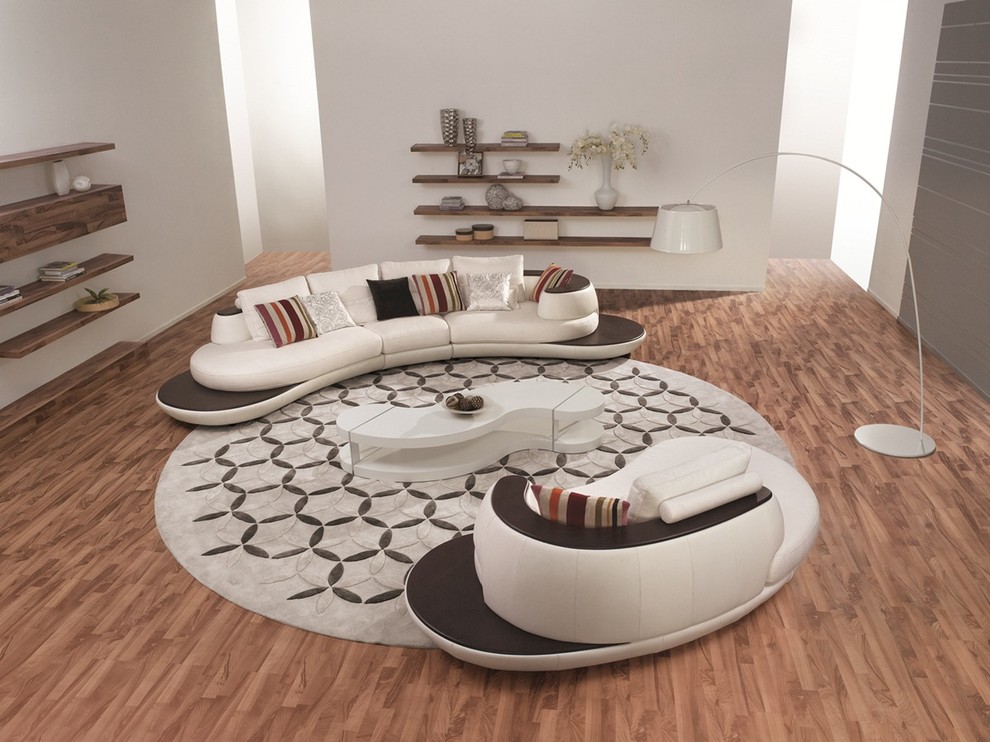 Diseño de salón para visitas contemporáneo grande con paredes blancas y suelo de madera en tonos medios