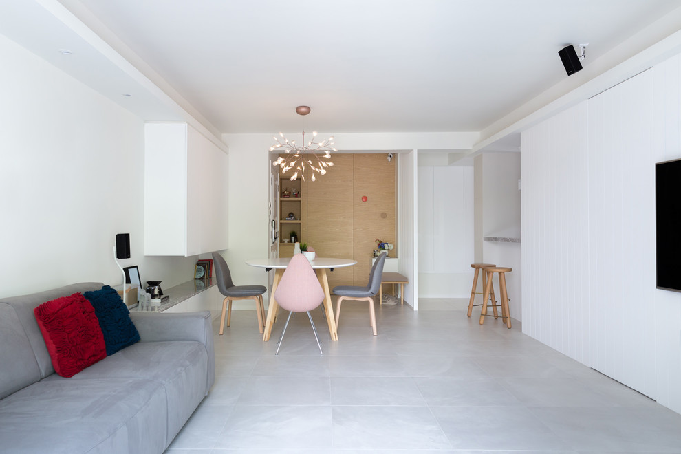Ejemplo de salón con barra de bar tipo loft minimalista de tamaño medio con paredes blancas, suelo de cemento y televisor colgado en la pared