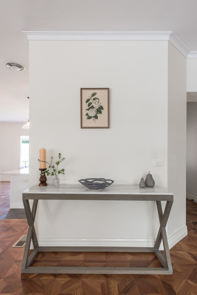 Großes, Offenes Landhausstil Wohnzimmer mit beiger Wandfarbe, dunklem Holzboden und freistehendem TV in Melbourne