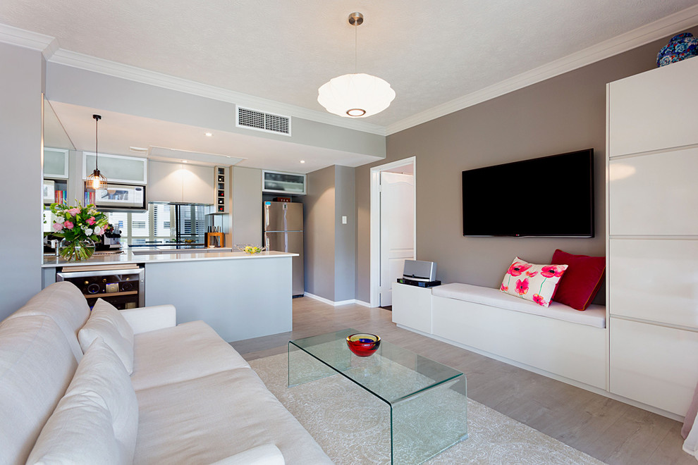 Mittelgroßes, Offenes Modernes Wohnzimmer ohne Kamin mit grauer Wandfarbe, TV-Wand und hellem Holzboden in Brisbane