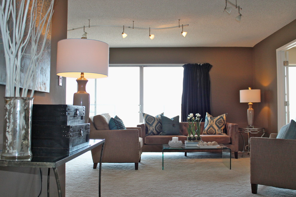 Esempio di un piccolo soggiorno design aperto con pareti marroni e moquette