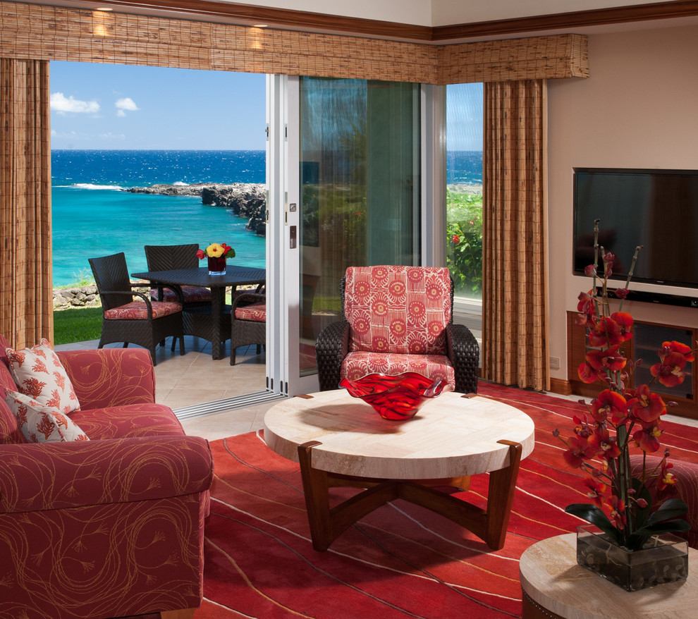 Foto di un soggiorno tropicale con pareti beige e parete attrezzata