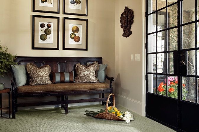 Exempel på ett mellanstort klassiskt separat vardagsrum, med ett finrum, beige väggar, heltäckningsmatta och grönt golv
