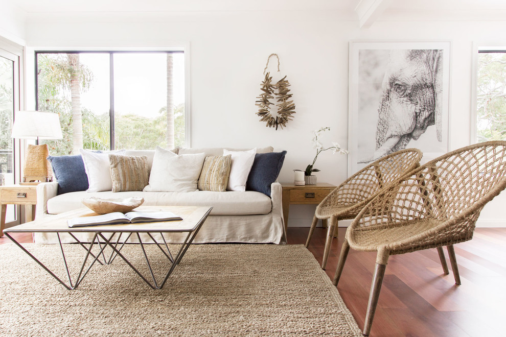 Mittelgroßes, Repräsentatives, Offenes Maritimes Wohnzimmer ohne Kamin mit weißer Wandfarbe, braunem Holzboden und TV-Wand in Sydney