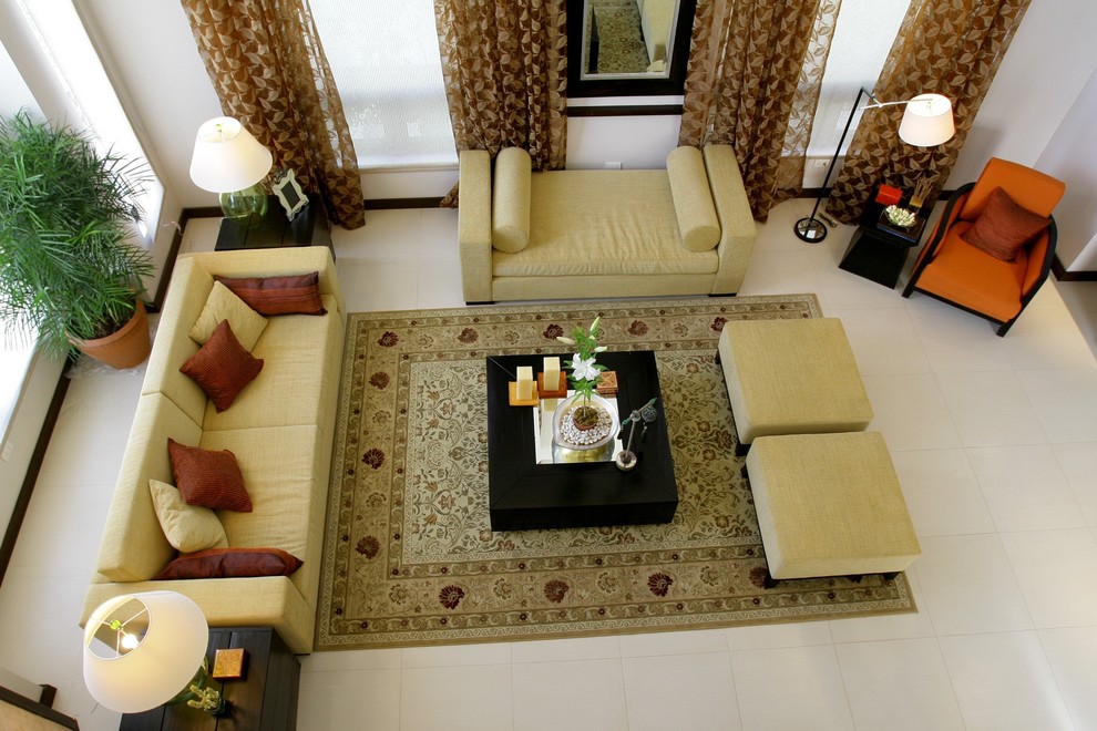 На фото: гостиная комната в восточном стиле с белыми стенами и красивыми шторами с