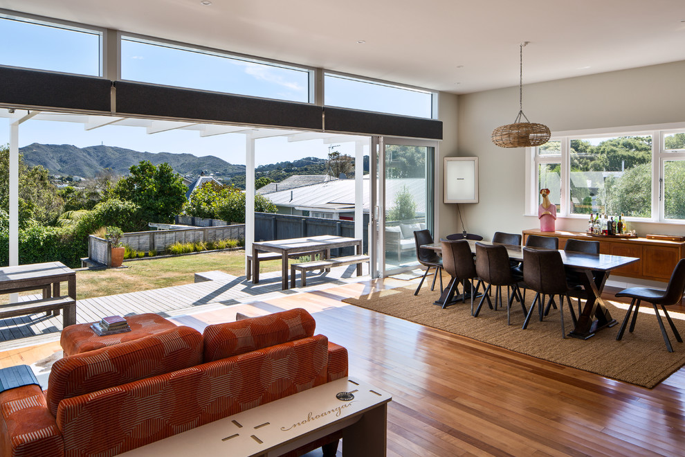 Immagine di un ampio soggiorno contemporaneo aperto con pavimento marrone e pavimento in legno massello medio