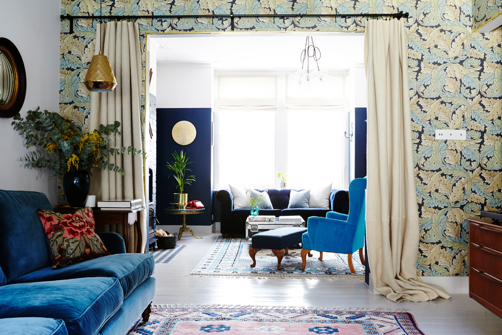 Источник вдохновения для домашнего уюта: большая открытая гостиная комната в стиле кантри с синими стенами, деревянным полом, печью-буржуйкой, фасадом камина из кирпича, телевизором на стене и белым полом