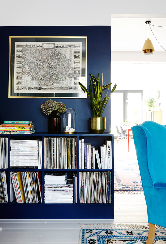 ロンドンにある高級な広いトラディショナルスタイルのおしゃれなリビング (青い壁、塗装フローリング、薪ストーブ、レンガの暖炉まわり、テレビなし、白い床) の写真