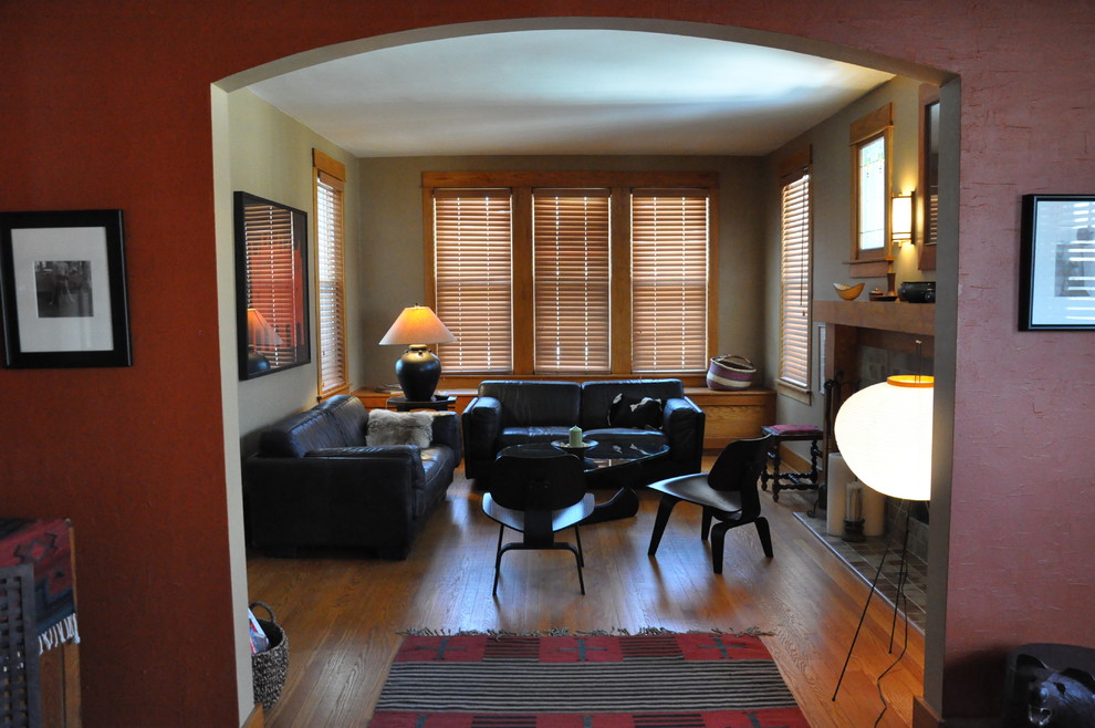 Foto di un soggiorno stile americano di medie dimensioni e chiuso con camino classico