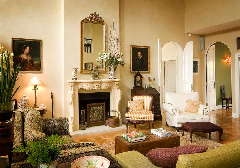 Imagen de salón para visitas cerrado bohemio sin televisor con paredes beige, suelo de madera en tonos medios y todas las chimeneas