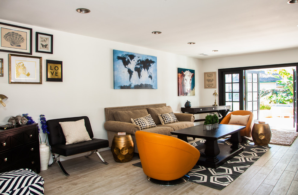 Modernes Wohnzimmer mit weißer Wandfarbe und braunem Holzboden in Los Angeles