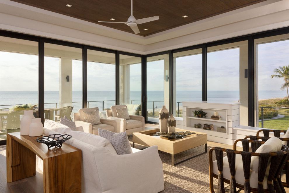 Esempio di un grande soggiorno costiero con sala formale, nessun camino, nessuna TV, soffitto ribassato e soffitto in legno