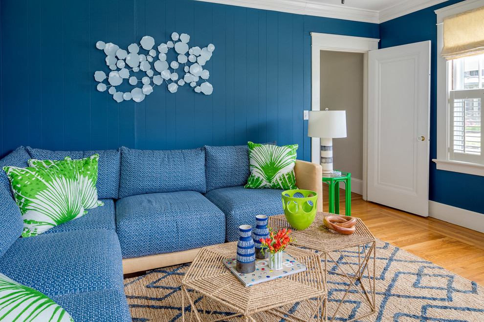 Идея дизайна: изолированная гостиная комната в морском стиле с синими стенами, паркетным полом среднего тона, синим диваном и ковром на полу