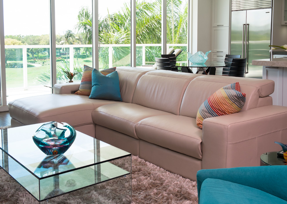 Mittelgroßes, Offenes Modernes Wohnzimmer mit weißer Wandfarbe, Porzellan-Bodenfliesen und Multimediawand in Miami