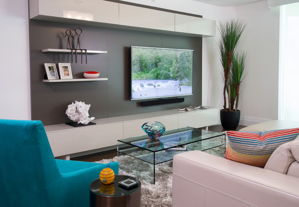 Mittelgroßes, Offenes Modernes Wohnzimmer mit weißer Wandfarbe und Multimediawand in Miami