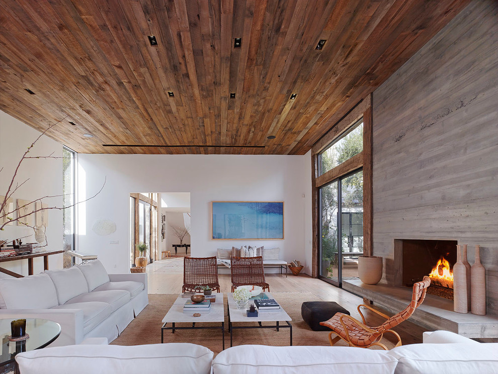 Offenes Modernes Wohnzimmer mit weißer Wandfarbe und braunem Holzboden in Los Angeles