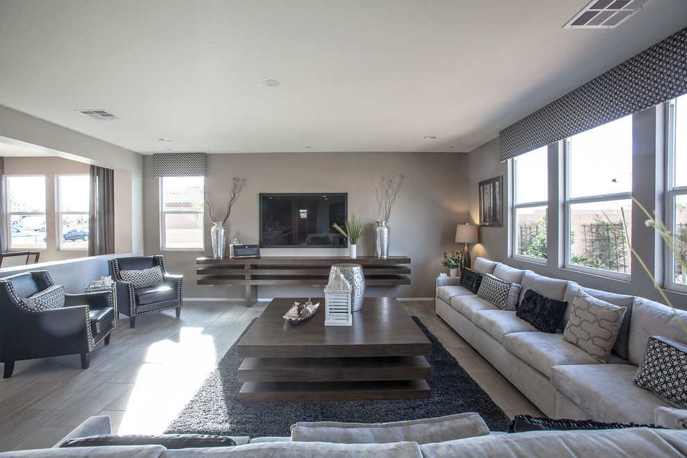 Idee per un grande soggiorno design aperto con pareti grigie, pavimento con piastrelle in ceramica e TV a parete