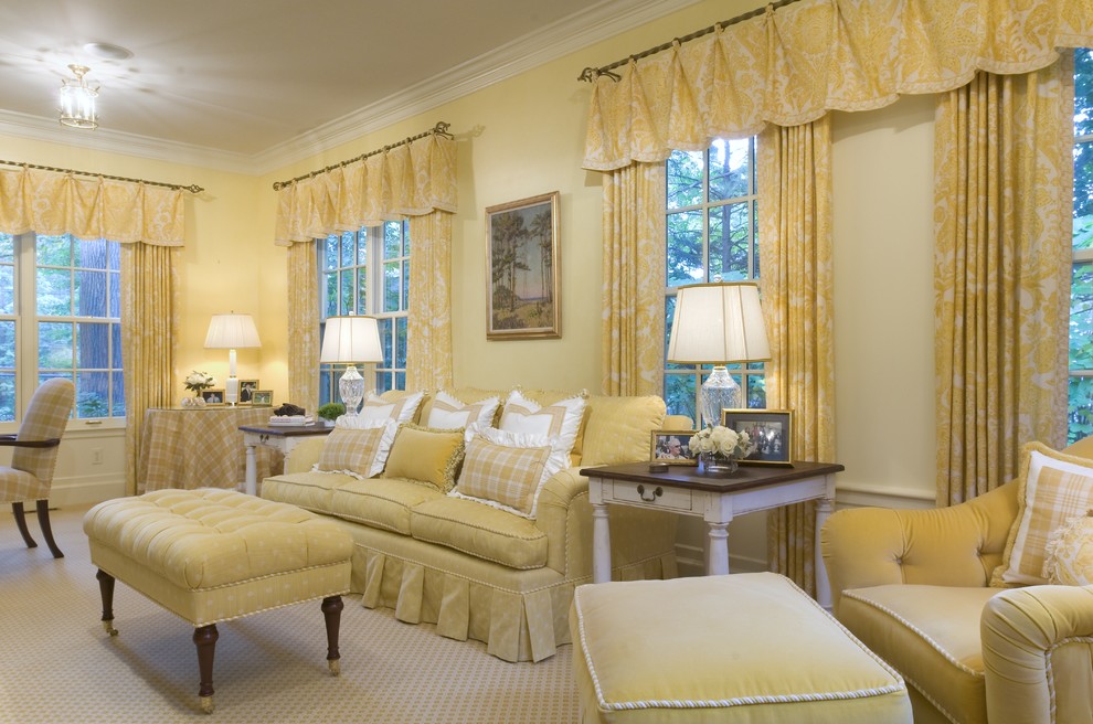Стильный дизайн: гостиная комната в классическом стиле с желтыми стенами и красивыми шторами - последний тренд