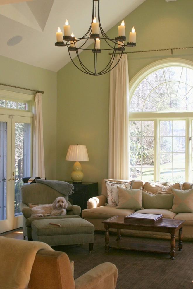 Источник вдохновения для домашнего уюта: гостиная комната в современном стиле с зелеными стенами и красивыми шторами