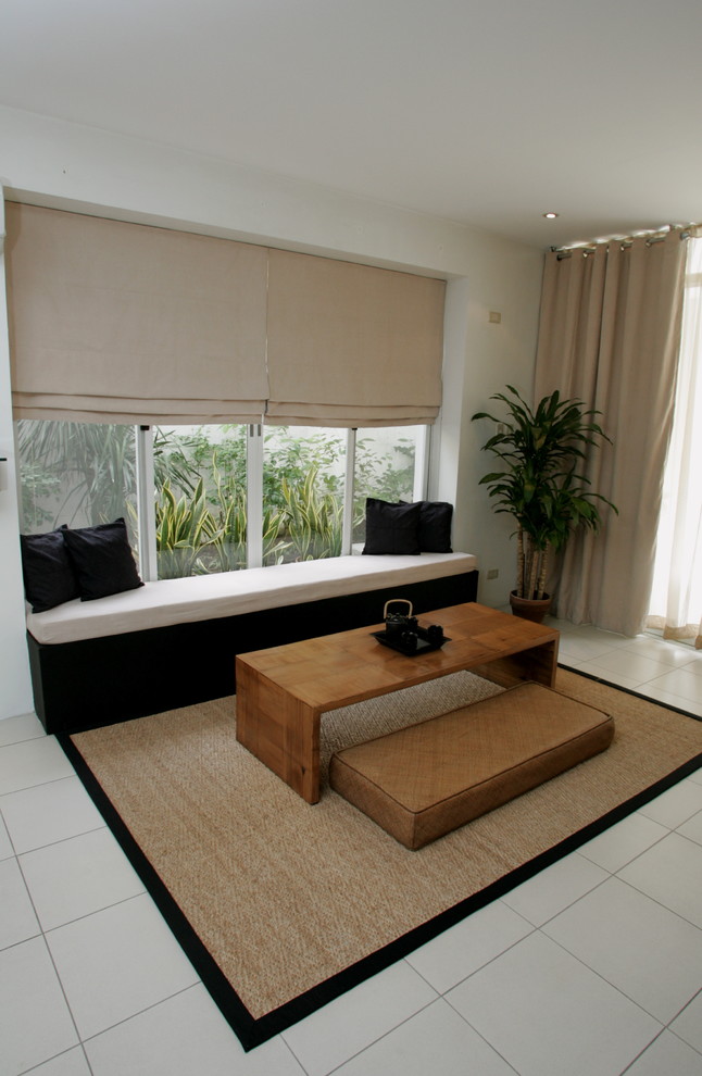 Стильный дизайн: гостиная комната среднего размера в современном стиле с красивыми шторами - последний тренд