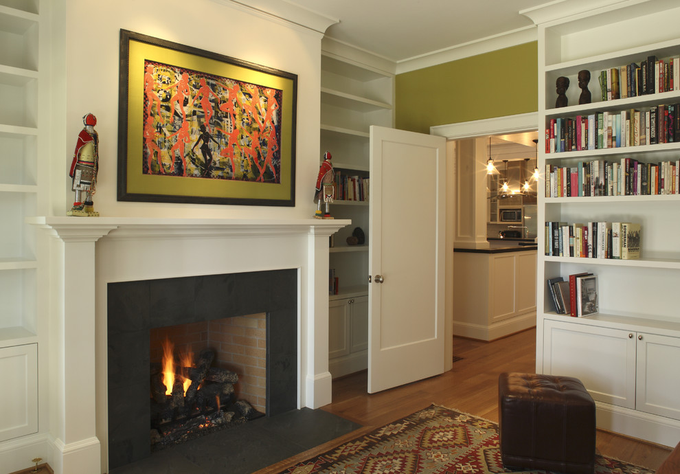 Идея дизайна: гостиная комната в современном стиле с зелеными стенами и ковром на полу