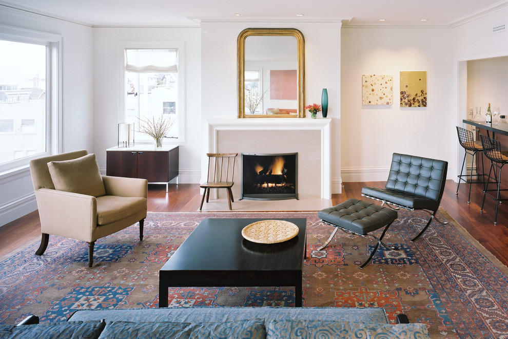 Großes, Repräsentatives, Fernseherloses, Offenes Modernes Wohnzimmer mit weißer Wandfarbe, braunem Holzboden, Kamin und verputzter Kaminumrandung in San Francisco