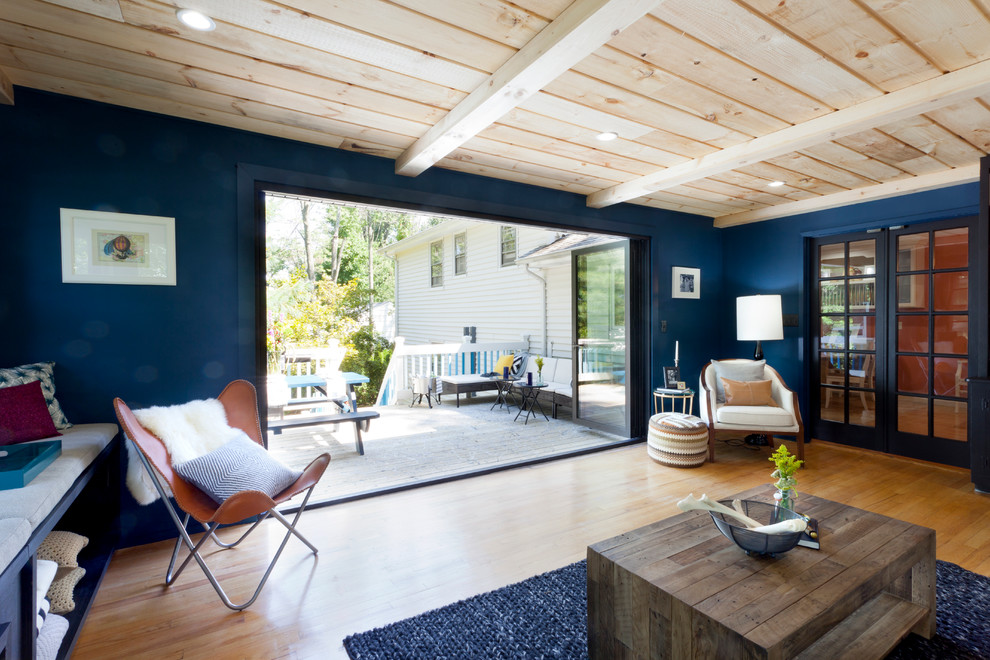 Idee per un soggiorno design di medie dimensioni e chiuso con pareti blu e pavimento in legno massello medio