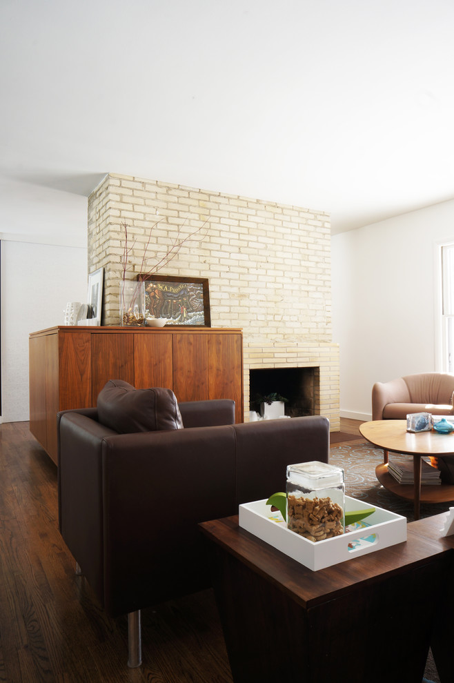 Свежая идея для дизайна: гостиная комната в стиле модернизм с стандартным камином и фасадом камина из кирпича - отличное фото интерьера