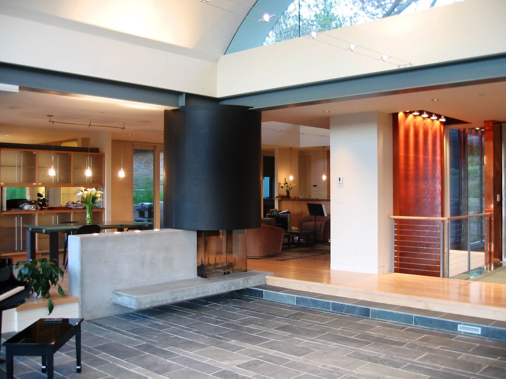 На фото: большая парадная, открытая гостиная комната в современном стиле с бежевыми стенами и полом из сланца без камина, телевизора с