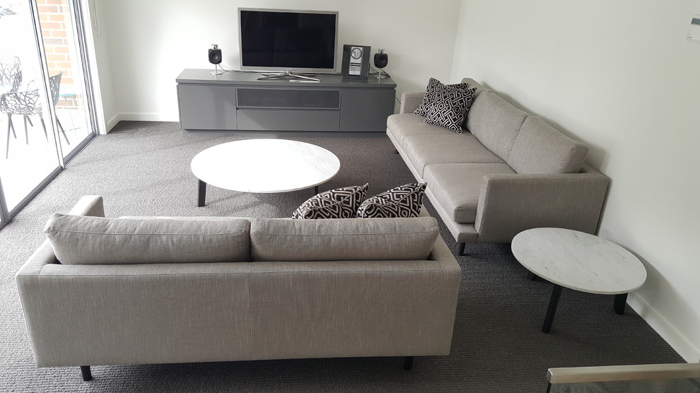 Foto di un soggiorno design di medie dimensioni e aperto con pareti bianche e moquette
