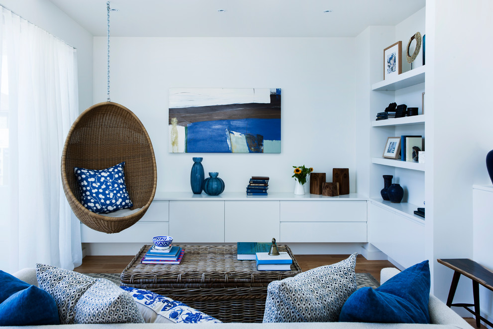 Ispirazione per un grande soggiorno minimal con pareti bianche, pavimento in legno massello medio e pavimento marrone