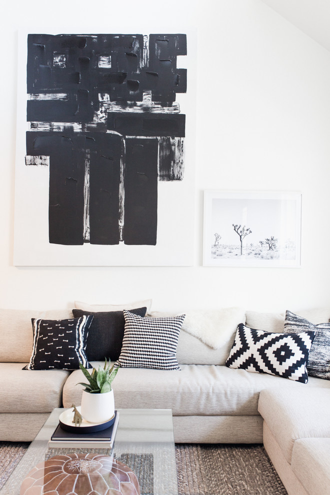 Foto de salón abierto minimalista pequeño con paredes blancas y suelo de madera en tonos medios