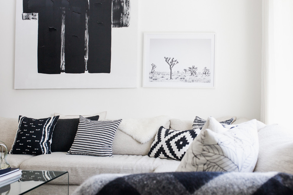 Foto di un piccolo soggiorno moderno aperto con pareti bianche e pavimento in legno massello medio