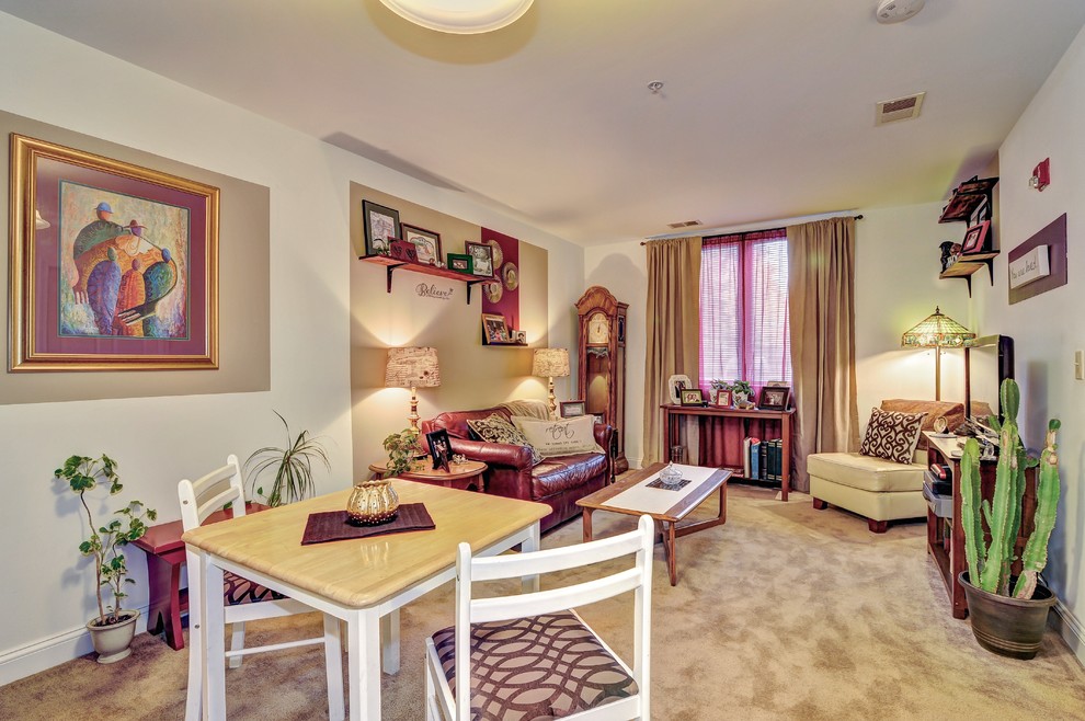 Immagine di un piccolo soggiorno tradizionale aperto con pareti beige, moquette e TV autoportante