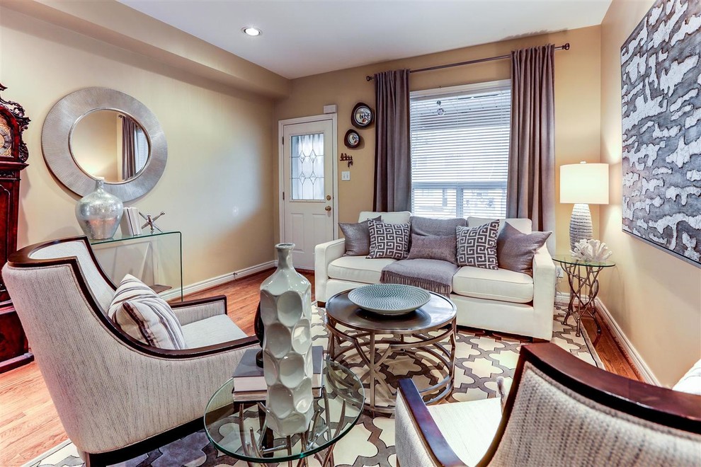 Kleines, Repräsentatives, Fernseherloses, Offenes Klassisches Wohnzimmer ohne Kamin mit gelber Wandfarbe und braunem Holzboden in Toronto