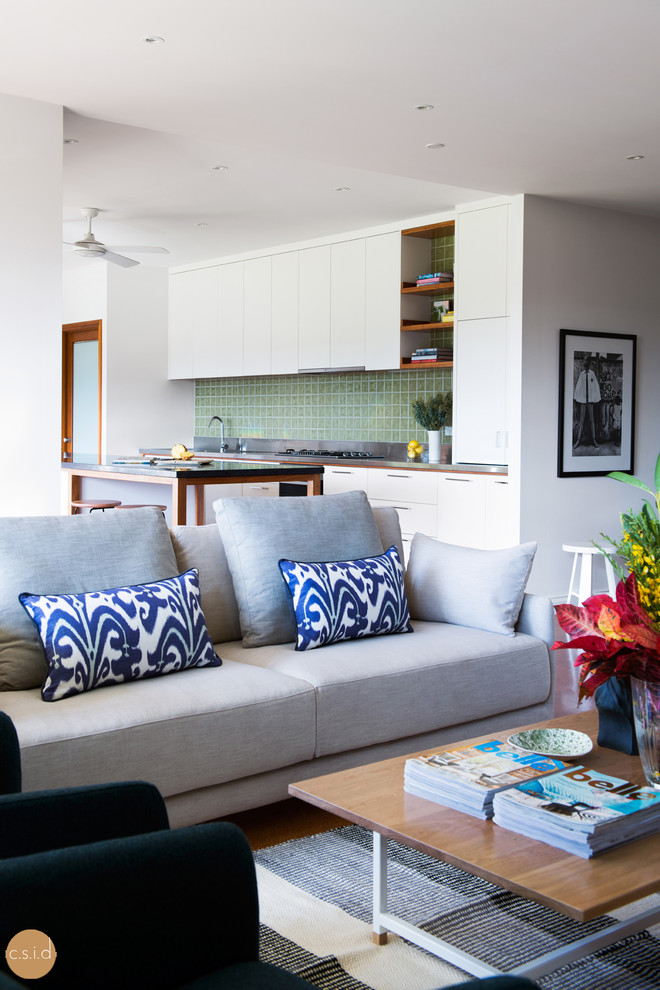 Modernes Wohnzimmer mit weißer Wandfarbe in Brisbane