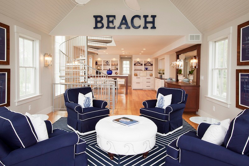 Свежая идея для дизайна: парадная, открытая гостиная комната среднего размера в морском стиле с белыми стенами и светлым паркетным полом - отличное фото интерьера