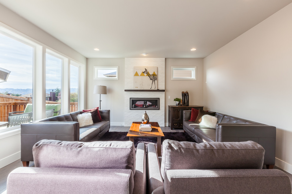 Mittelgroßes, Fernseherloses, Abgetrenntes Modernes Wohnzimmer mit weißer Wandfarbe, dunklem Holzboden, Gaskamin und Kaminumrandung aus Backstein in Seattle