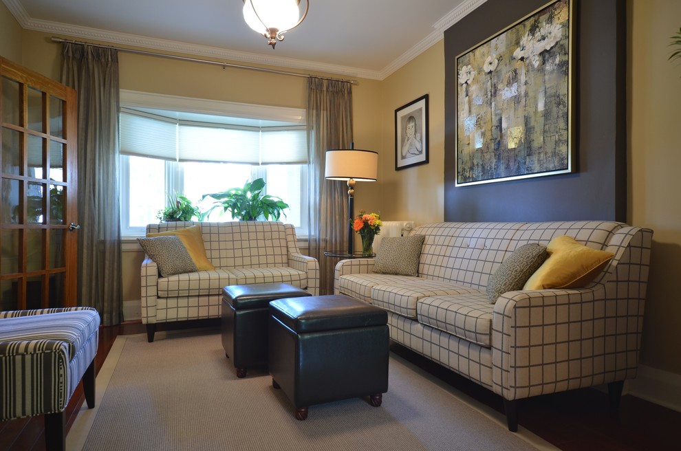 Kleines, Repräsentatives, Abgetrenntes Klassisches Wohnzimmer mit beiger Wandfarbe, braunem Holzboden, Eckkamin und gefliester Kaminumrandung in Toronto