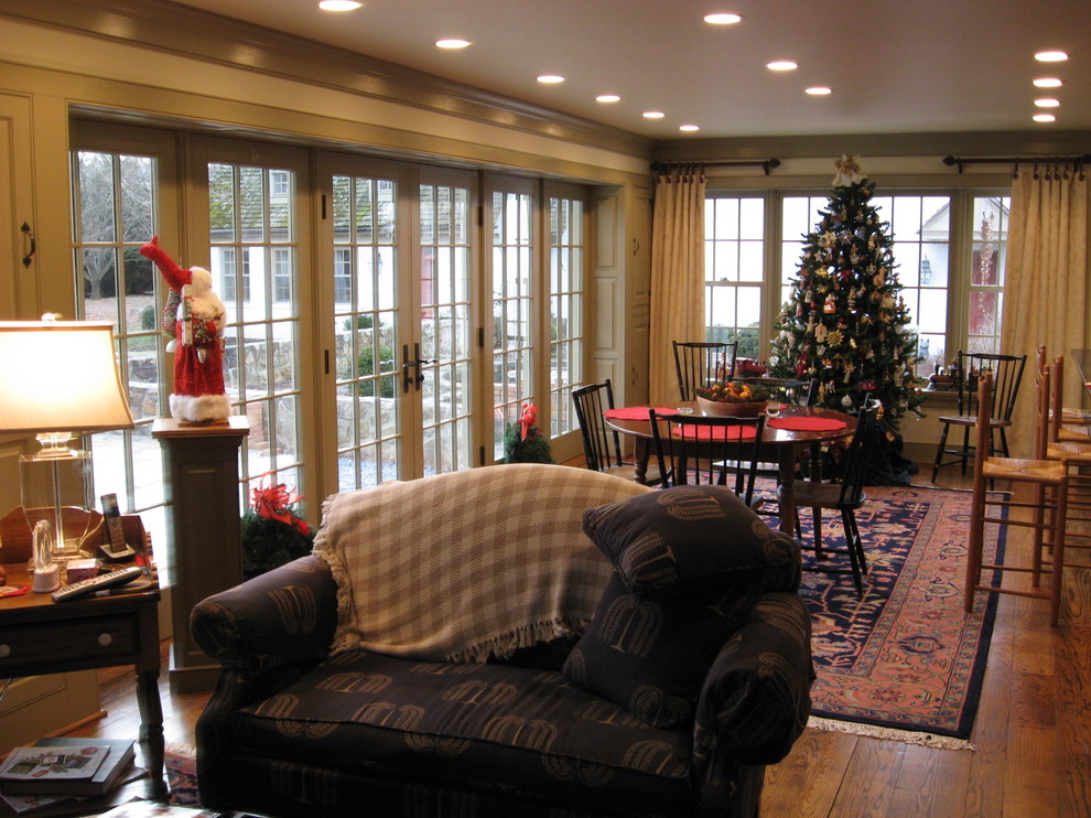 Immagine di un soggiorno chic di medie dimensioni e aperto con pavimento in legno massello medio e pavimento marrone