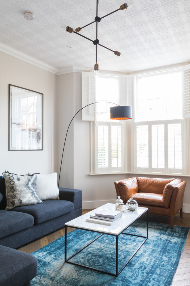 Abgetrenntes Klassisches Wohnzimmer mit beiger Wandfarbe und hellem Holzboden in London