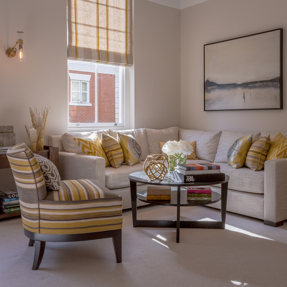 Exemple d'un salon tendance de taille moyenne et ouvert avec un mur gris, moquette et un sol beige.