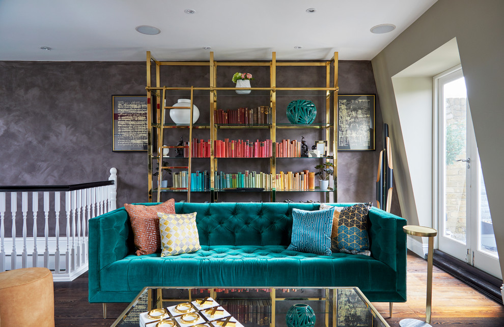 Stilmix Wohnzimmer mit grauer Wandfarbe, dunklem Holzboden und braunem Boden in London